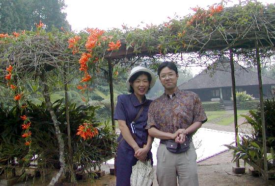 �Ԃ̃e���X�̑O��