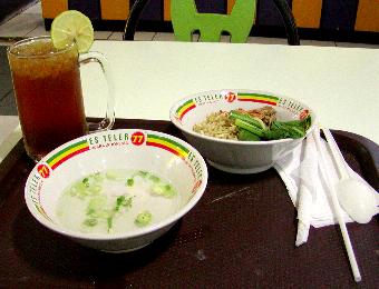 Sarinah�n���̐H���X�Œ��H